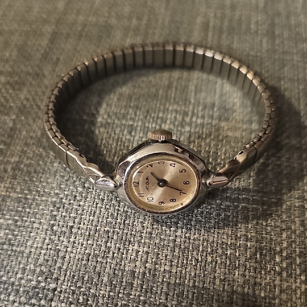 Beautiful Vintage Acqua By Timex Silver Analog Womans Watch